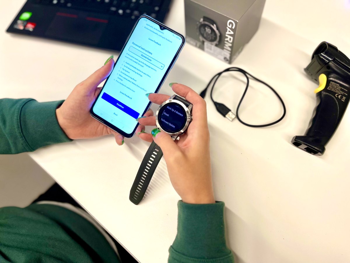 Inspector checking a smartwatch with the Renow inspection app